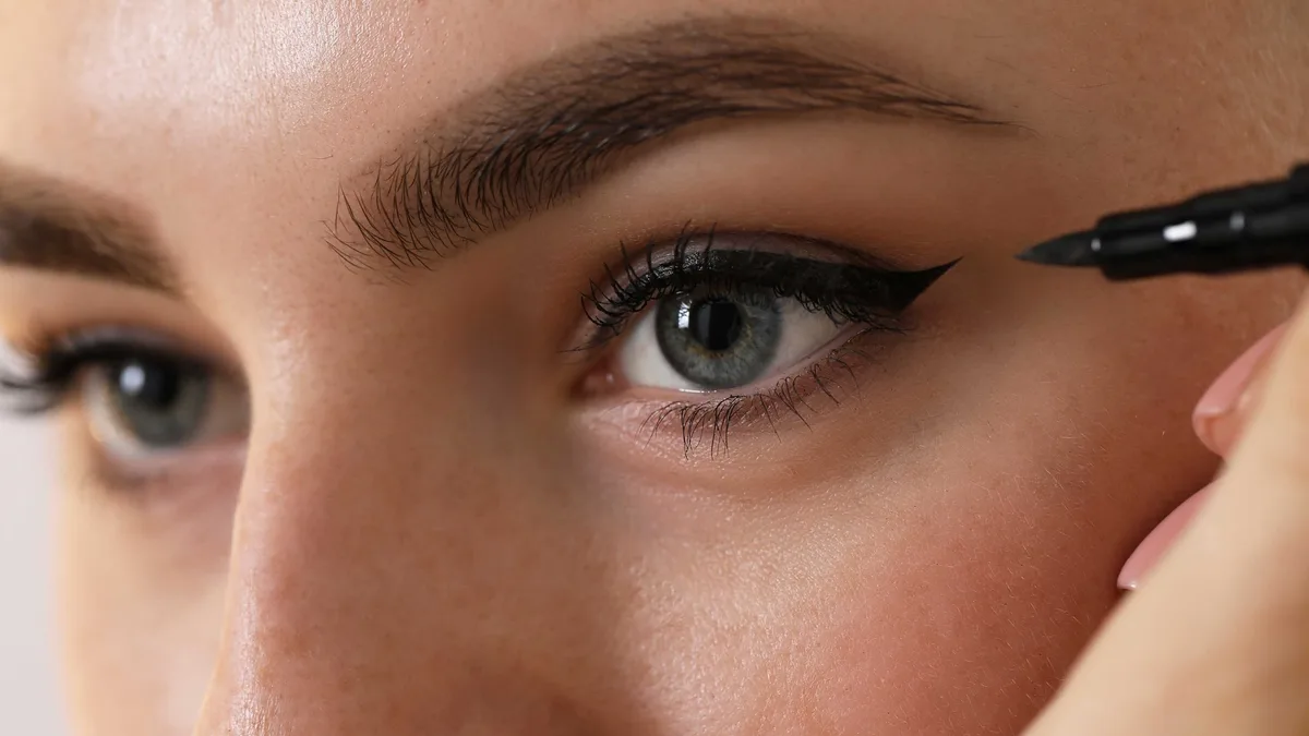 How do I apply eyeliner for beginners?